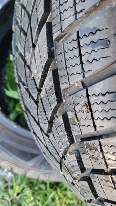 Opony zimowe  Good Year 235/55/R18