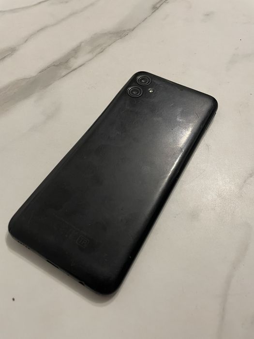 Samsung A04 телефон