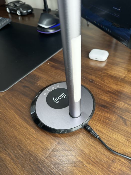 Lampka biurowa led z ładowarką indukcyjna