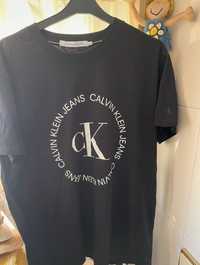 Tshirt Calvin Klein preta XL com lettering a branco 
Unisexo
