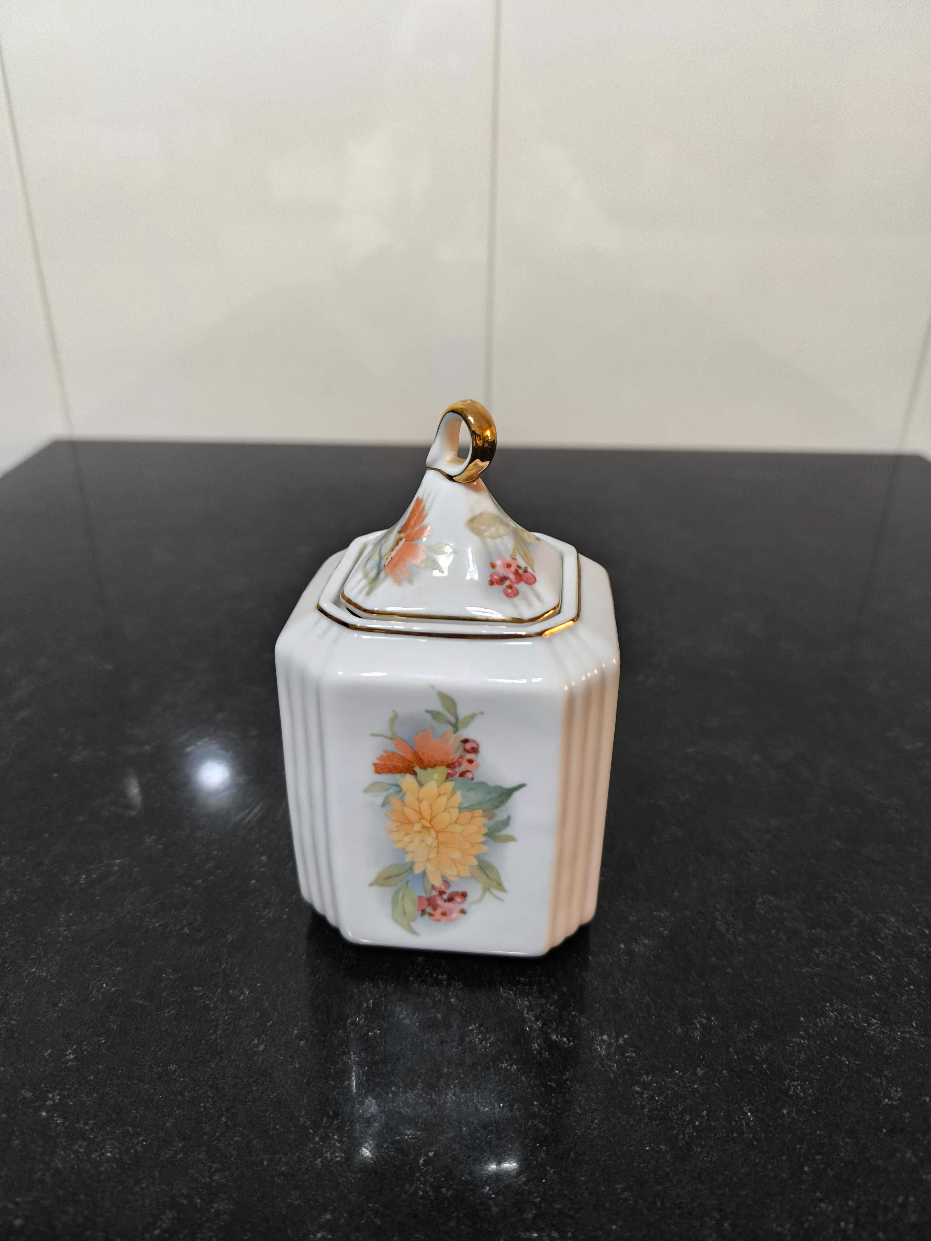Pote de porcelana, vintage. Motivo floral. Novo.