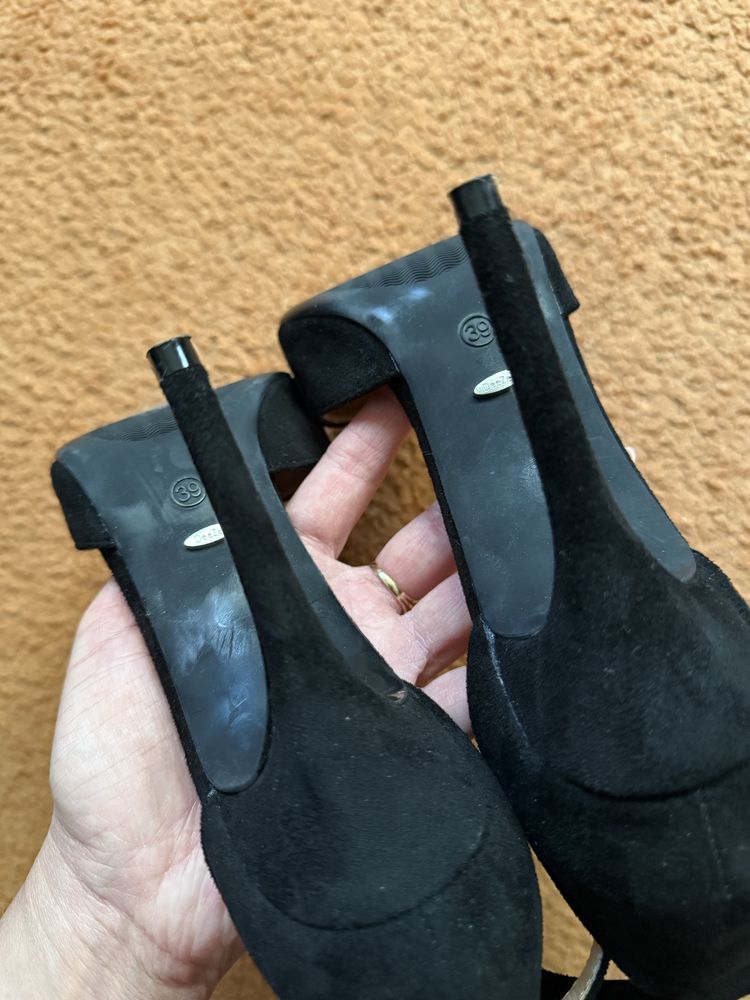 Zamszowe szpilki DeeZee r. 39