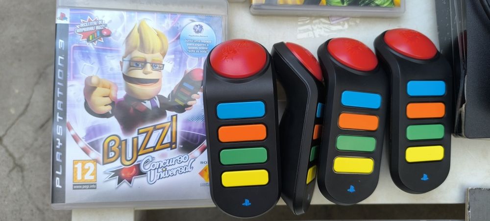 PS3 + 2 comandos + jogos + 2 microfones