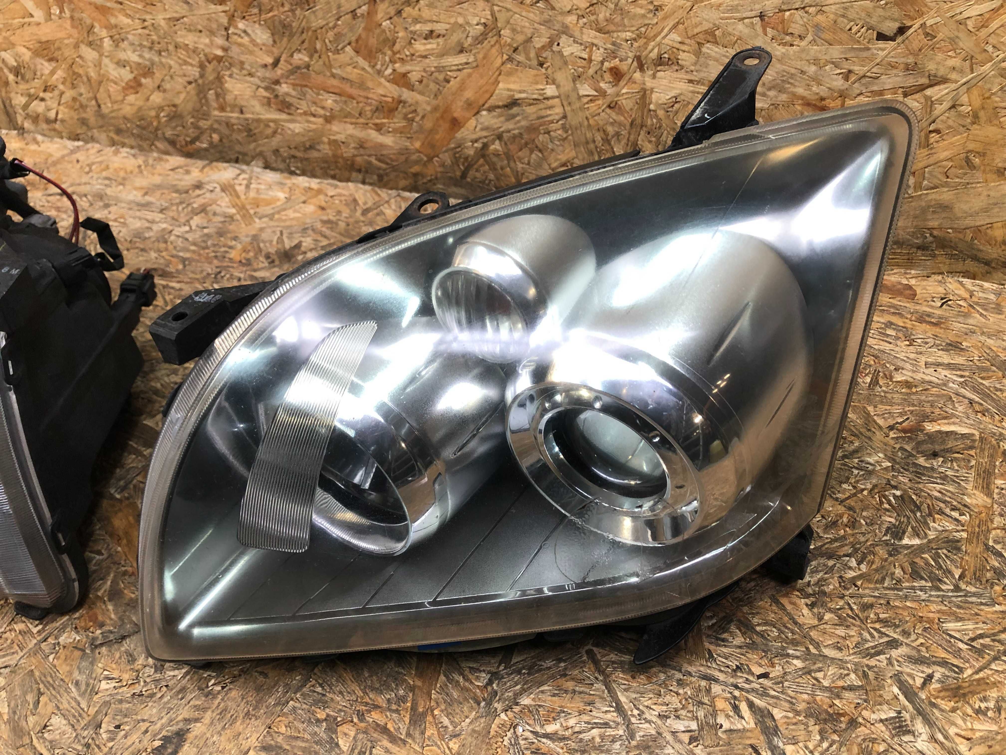 Lampa/reflektor przedni lewy prawy Toyota Avensis T25 lift