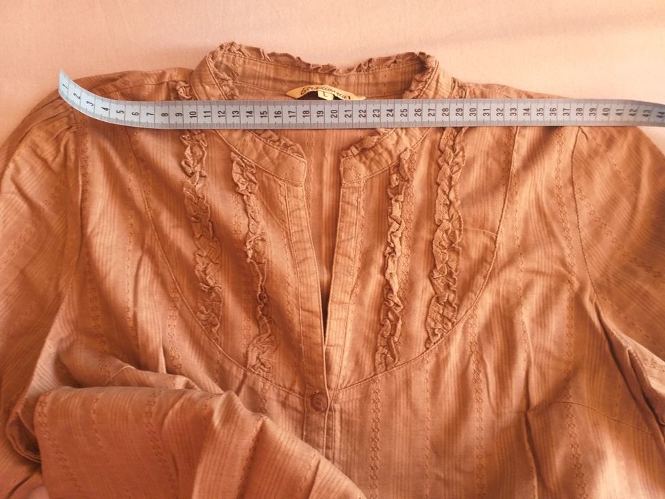 Blusa de senhora da stradivarius.