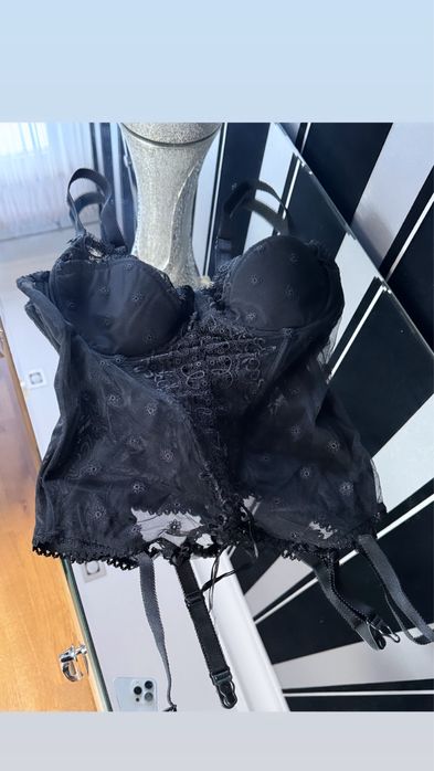 Koronkowy gorset miseczka C/D