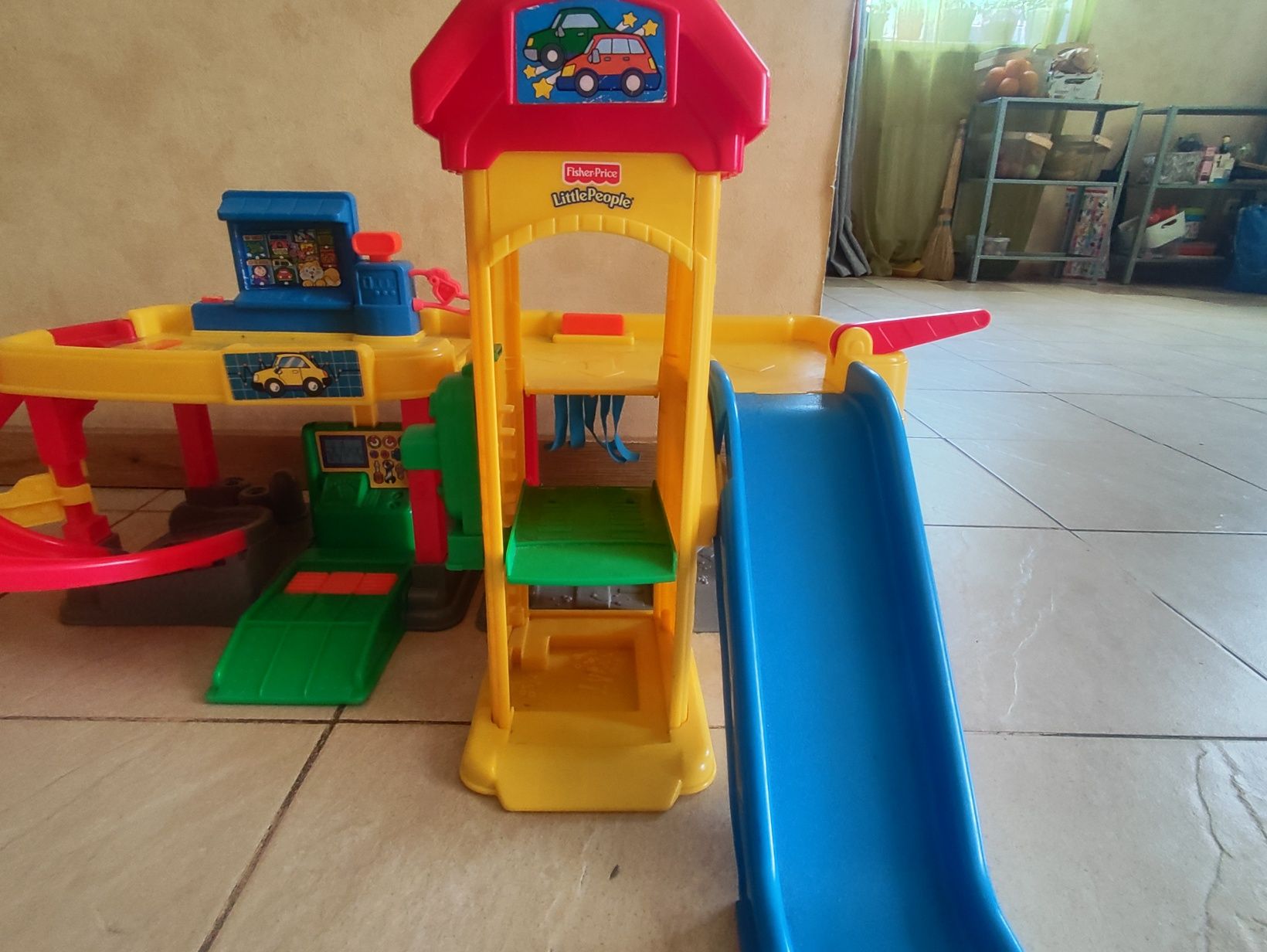 Трек спуск гараж гірка з ліфтом, мийкою та заправкою Fisher Price