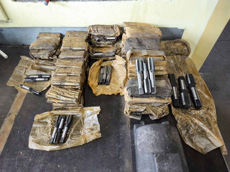 Wiertła do metalu stożek narzynki gwintowniki  leżaki magazynowe PRL