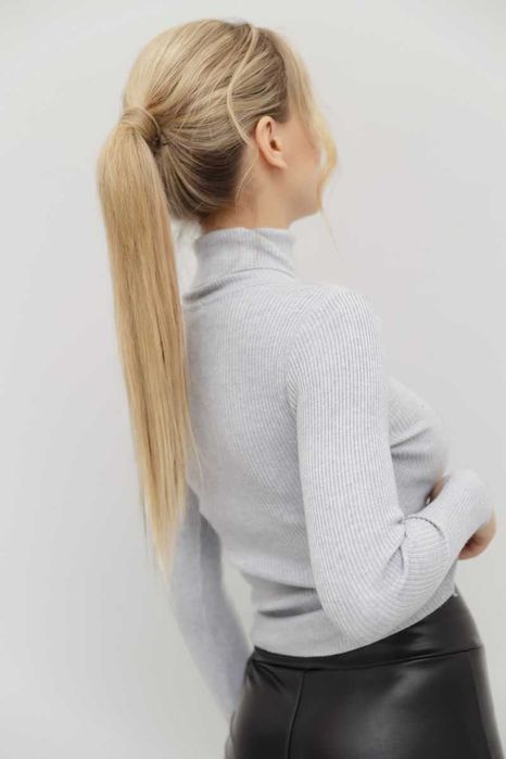 Стильний жіночий гольф у рубчик