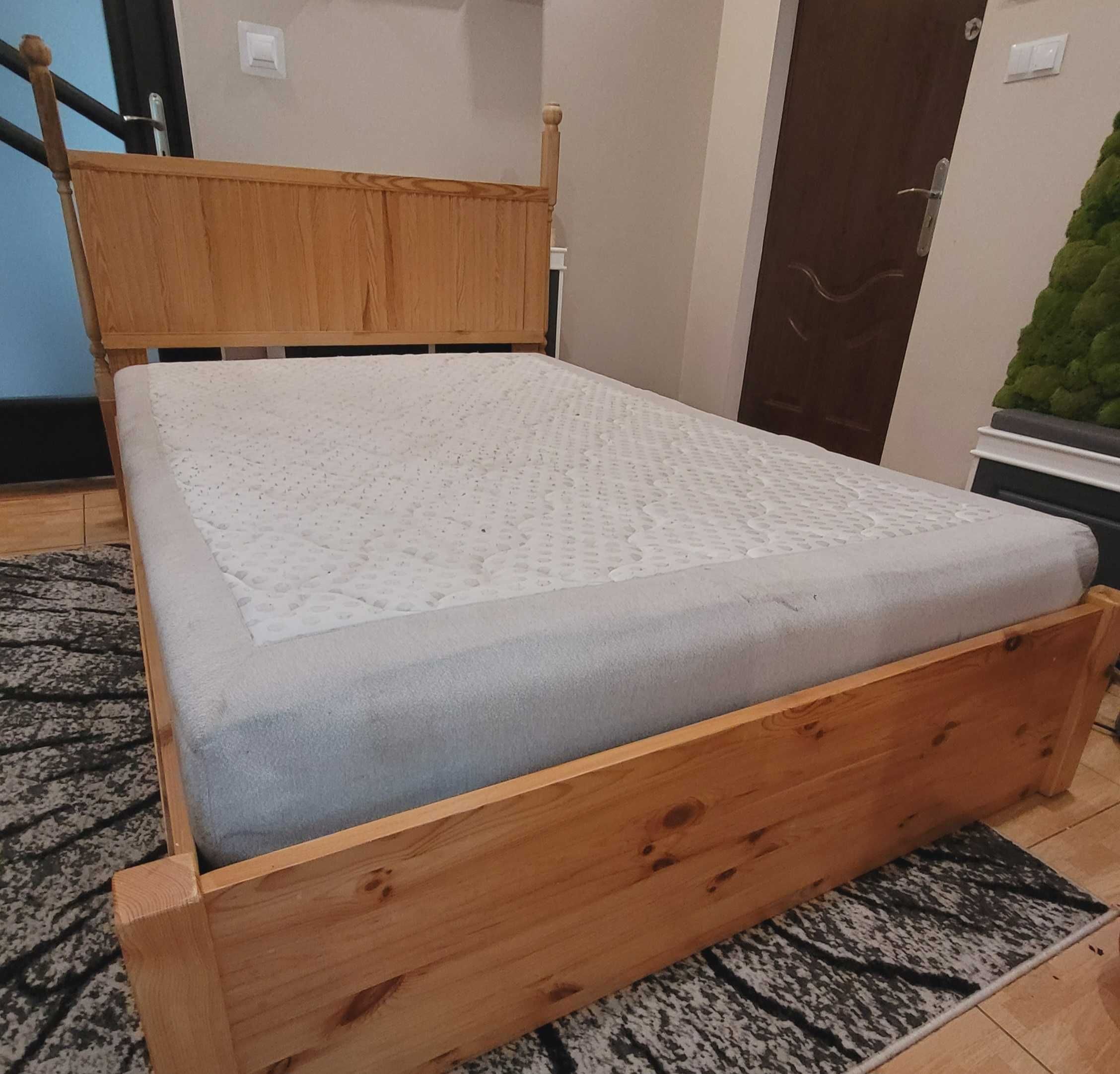 Łóżko sypialniane drewniane z pojemnikiem na pościel 140x 200. Materac