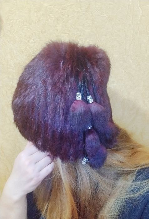 Натуральна шапка з китицями баклажан