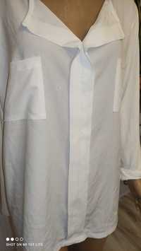 Biała bluzka z kieszeniami na wysokości biustu