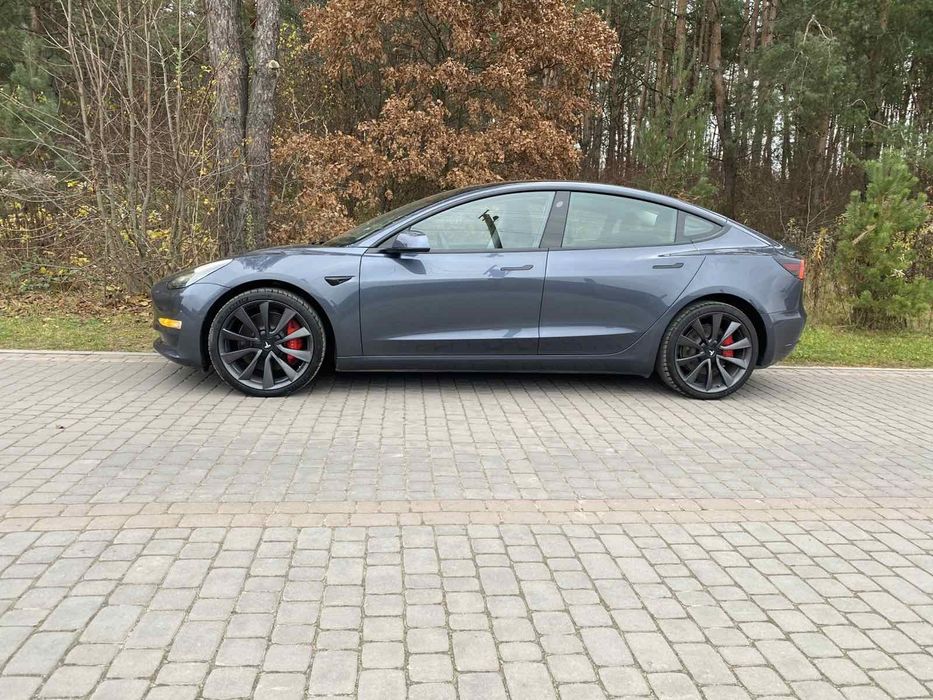 Tesla model 3 Performance 
2020 рік