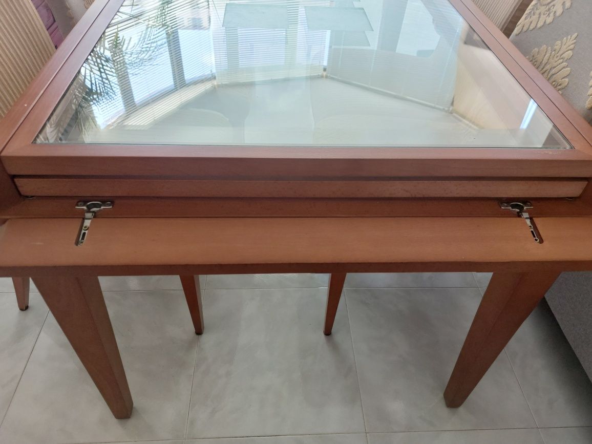 Mesa de madeira e vidro extensível