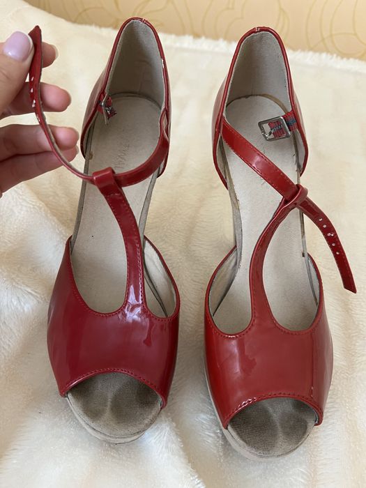 Босоніжки на високому каблуці з платформою