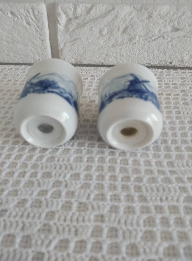 Porcelanowe przyprawniki z zatyczkami na sól i pieprz.
