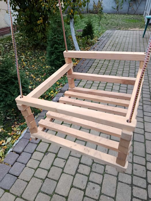 Дитяча дерев'яна гойдалка