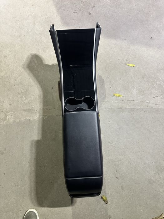 Консоль на Tesla Model Y