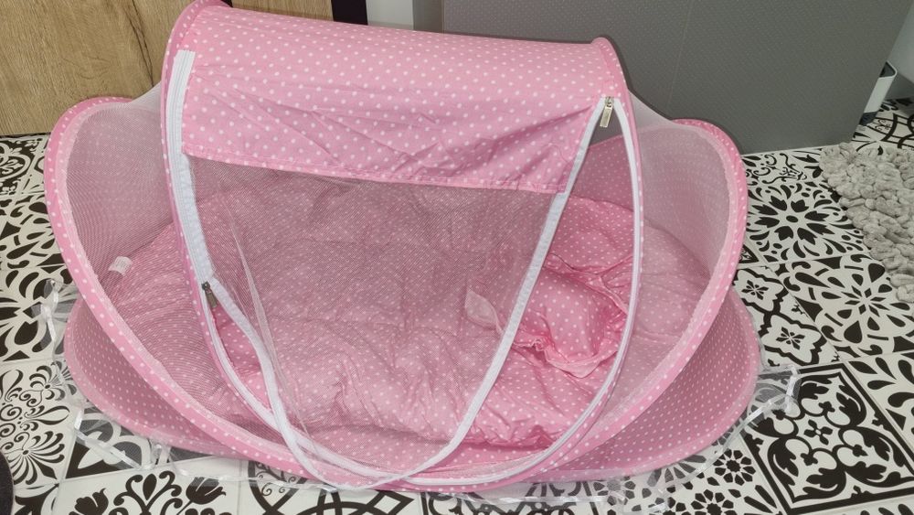 Składane łóżeczko turystyczne z moskitierą, śliczne i praktyczne