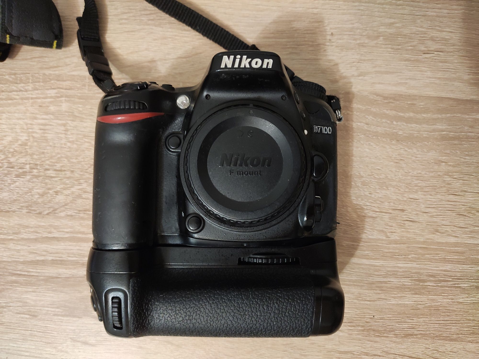 Nikon D7100 + батарейний блок