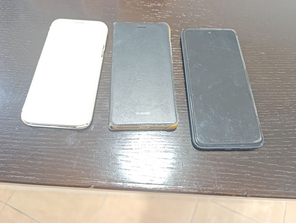 Três telemóveis  usados a funcionar.