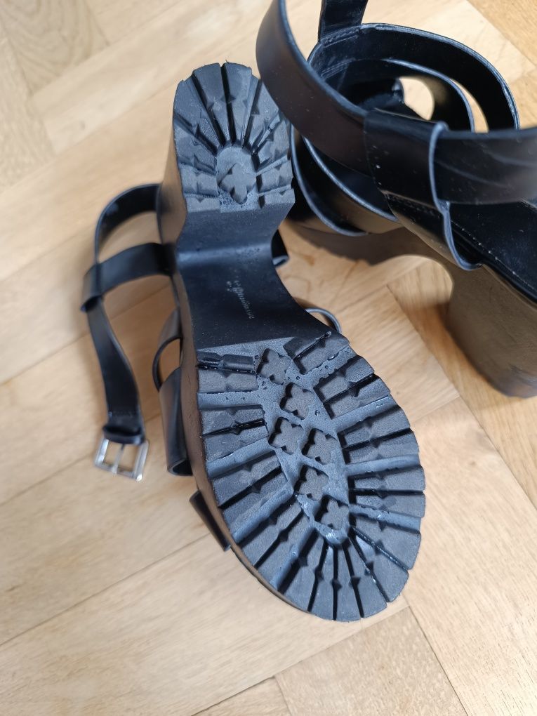 Sandały na obcasie Stradivarius