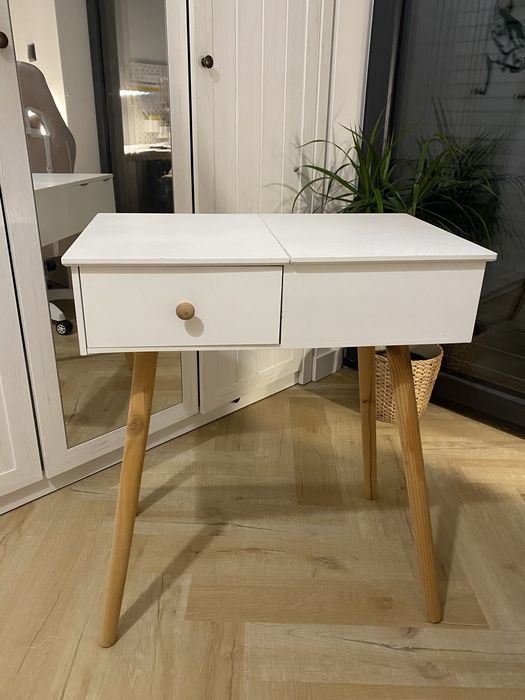 Biala toaletka z lustrem