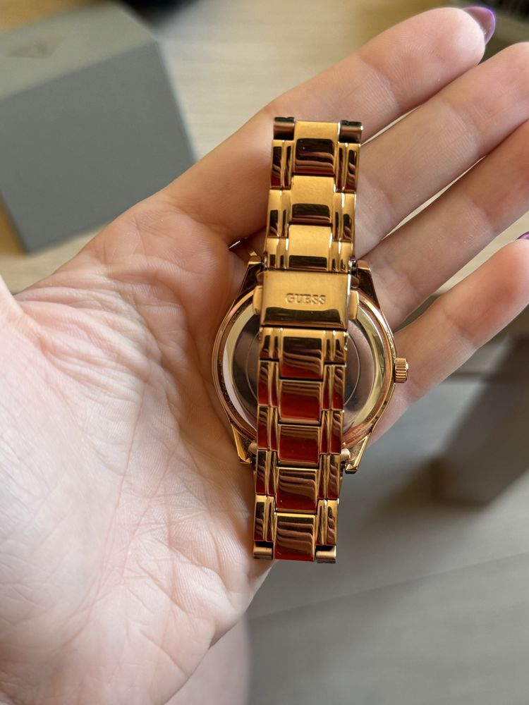 Zegarek analogowy z kryształkami Guess Aura GW0047L2