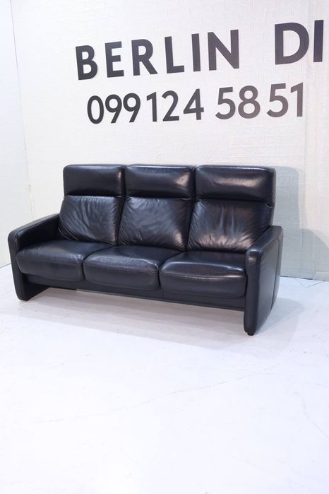 Шкіряний тримісний диван чорного кольору. Німеччина