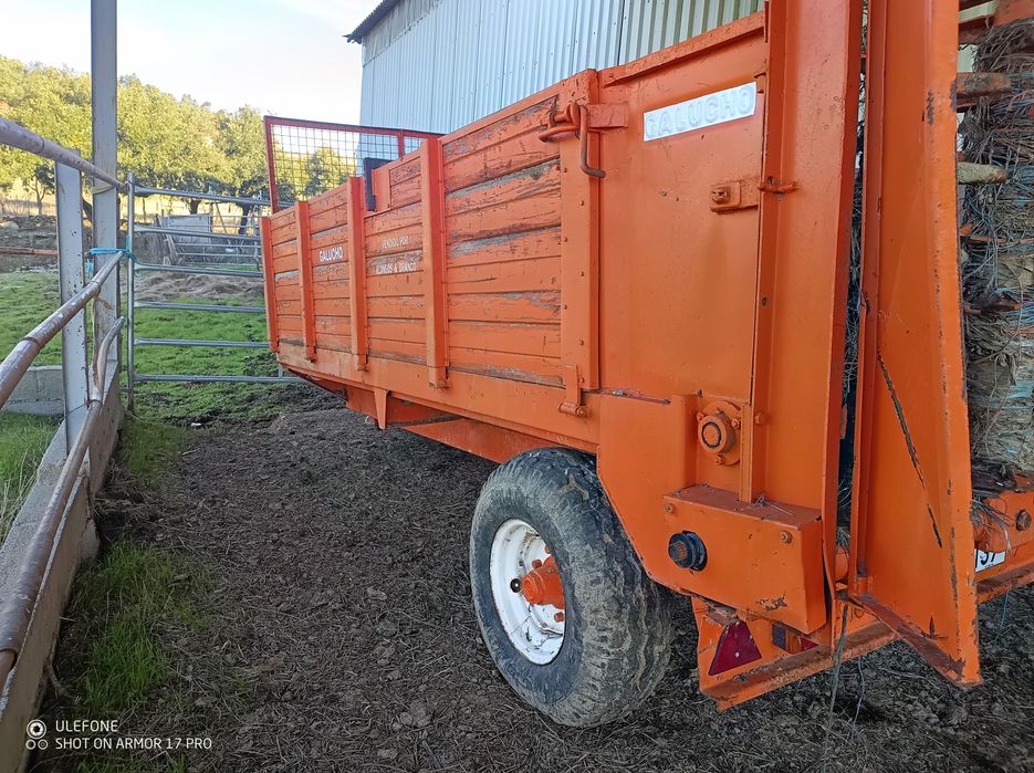 Reboque espalhador de estrume
