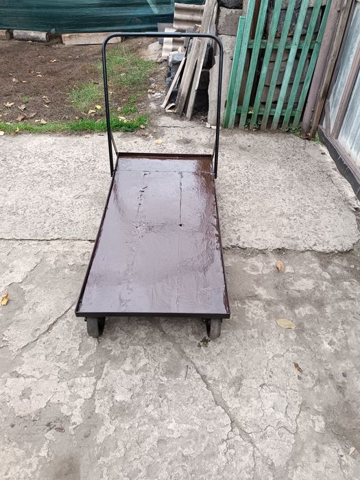 Продається тачка з двома поворотними колесами.