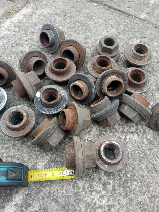 Nakrętka M22x1,5 koła z tulejką do felg alu z dużymi otworami klucz 32