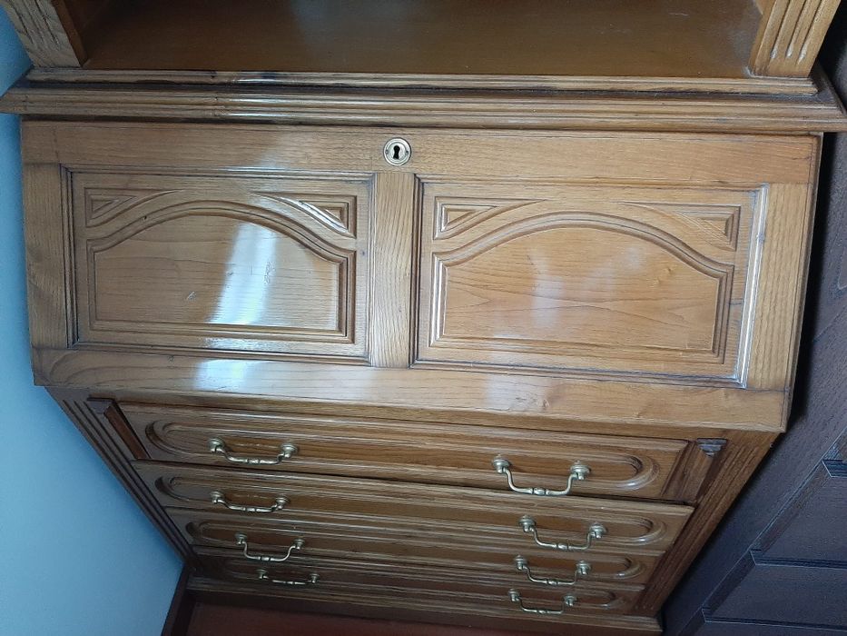 Escrivaninha. Como nova, de madeira tradicional.