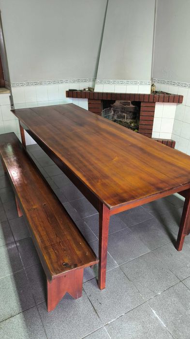 Mesa comprida em madeira com 2 bancos