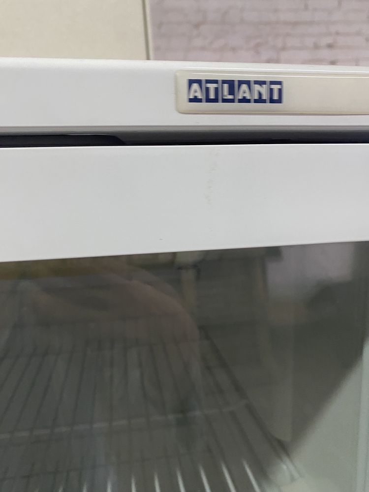 Продам торговий холодильник Atlant