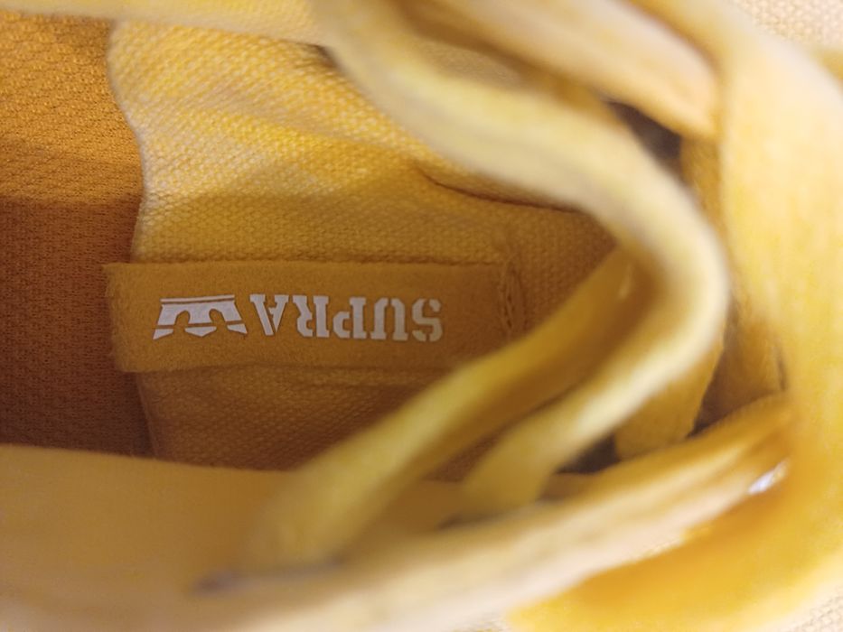 Sapatilhas amarelas da Supra