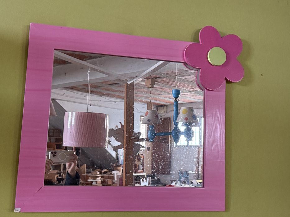 Moldura com espelho e aplicaçao flor