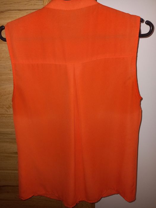 Elegancka bluzka bez rękawów z żabotem