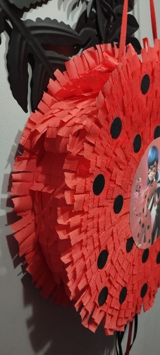 Piniata Biedronka i Czarny Kot 45x 45x 8 cm