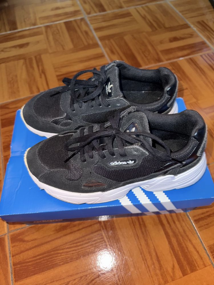Ténis adidas Falcon
