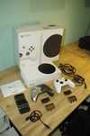 Xbox Series S 512GB + 2 białe Pady + Zestaw Akumulatory PDP JAK NOWY