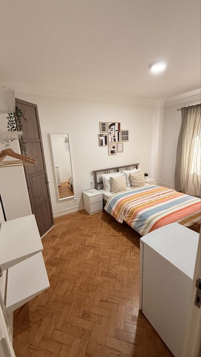 Quarto amplo e confortável com cama de casal
