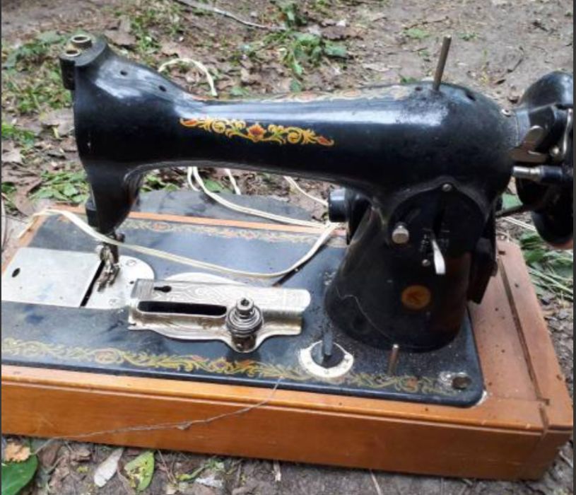 Швейная машинка Singer с электроприводом и ножная