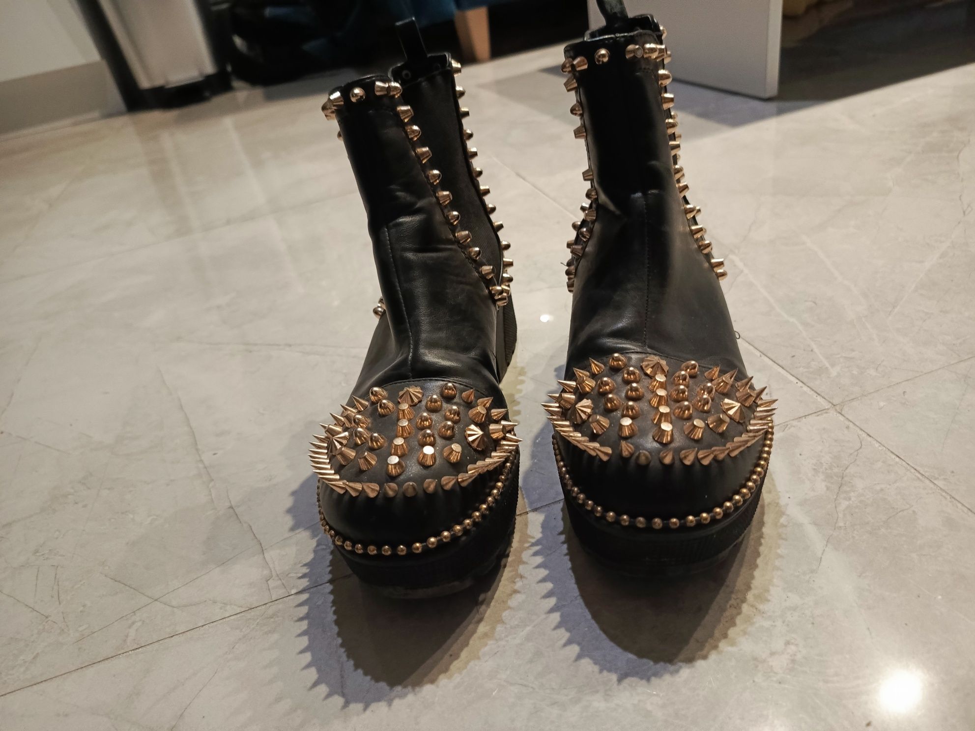 Buty emo goth alternative metal czarne z ćwiekami złotymi obcas traper