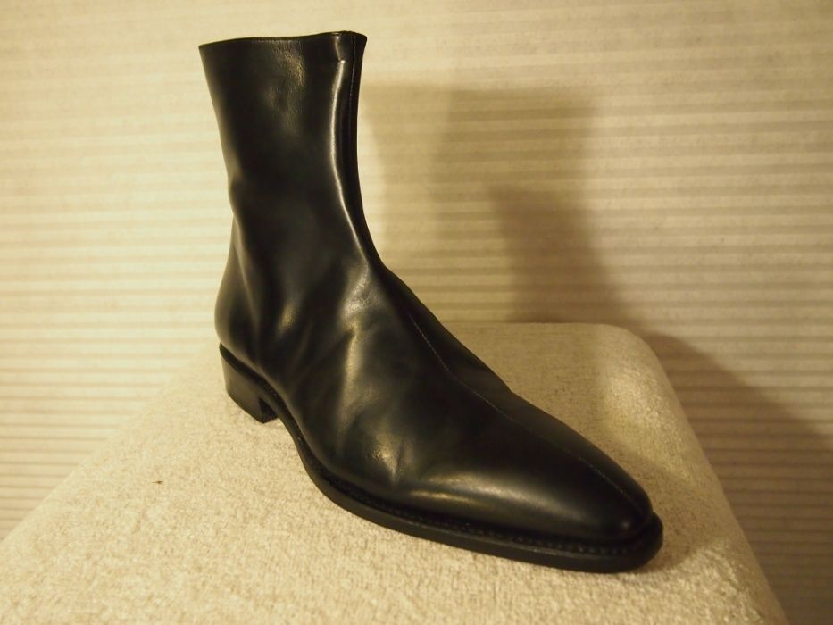 Botas botim Homem, novas, de marca, pele. Há em preto e em castanho.