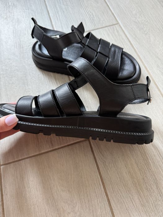 Продам босоніжки у відмінному стані!