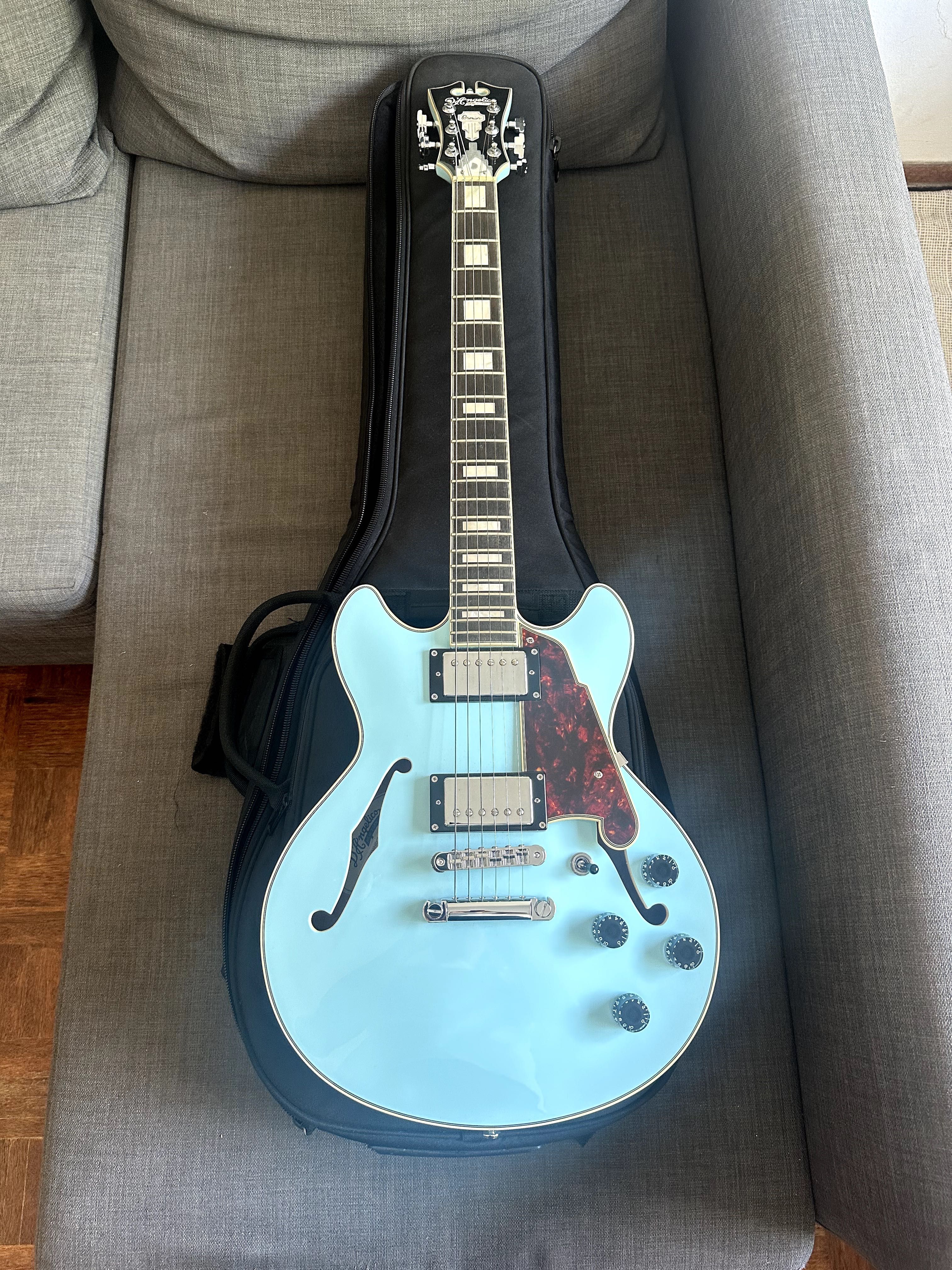 Guitarra D'Angelico Premier Mini DC