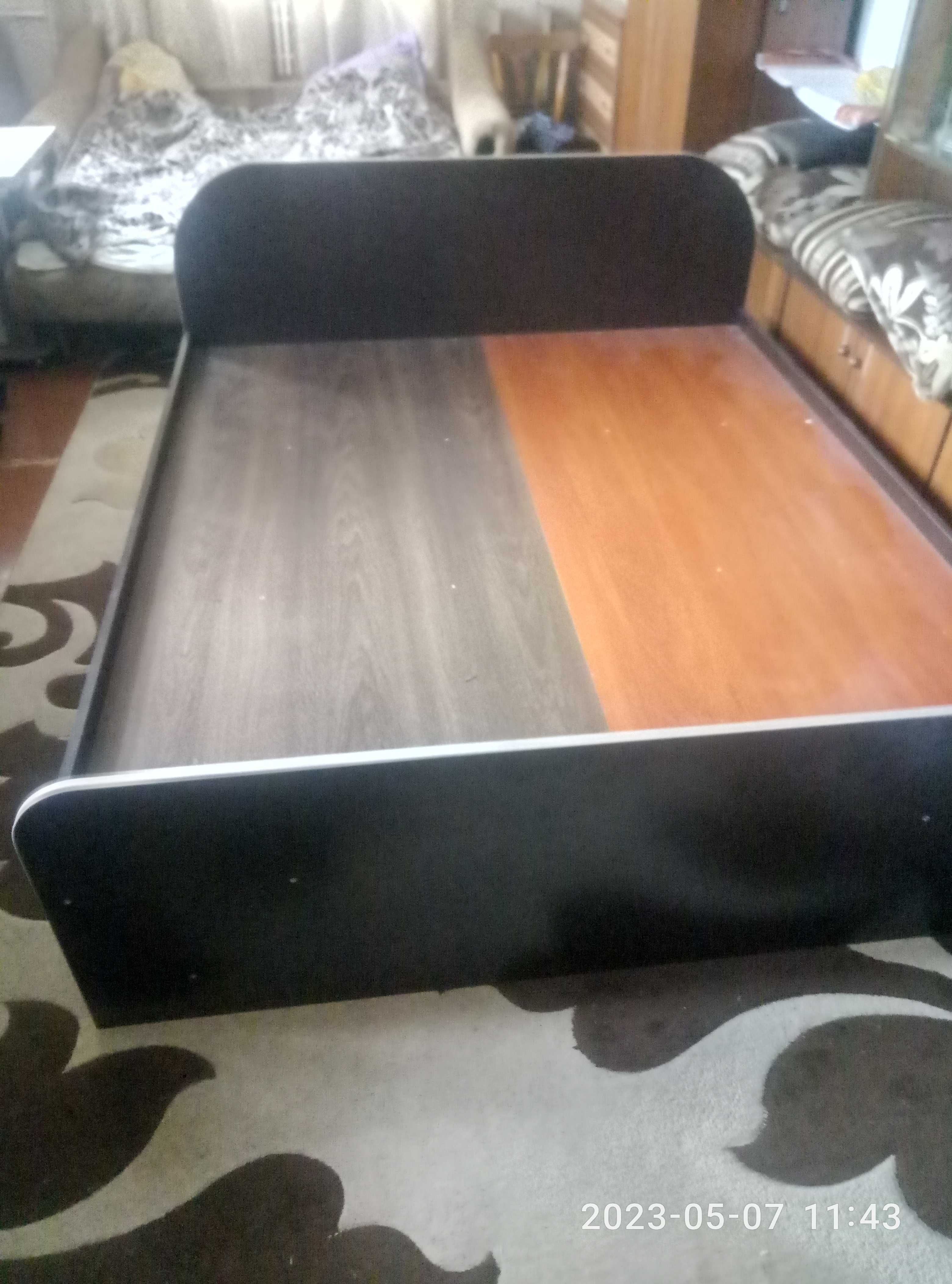 Двоспальне ліжко  з ДСП (колір - дуб венге)   4000 грн