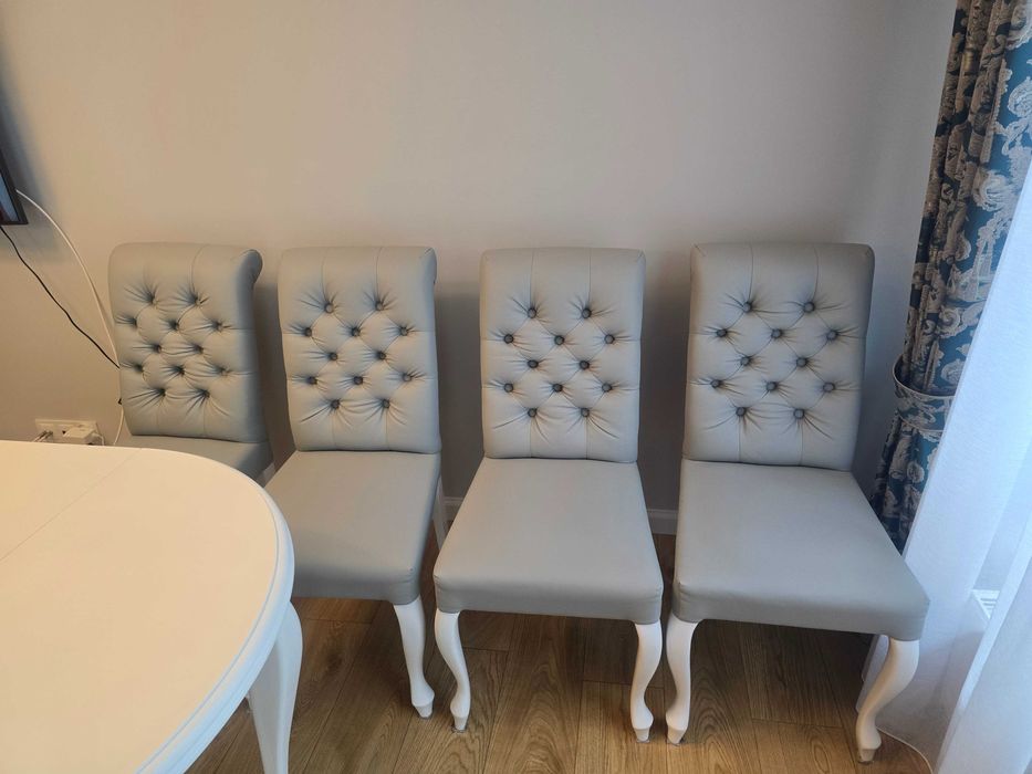 Stół okrągły Ludwik biały + 4 krzesła Chesterfield, rozkładany