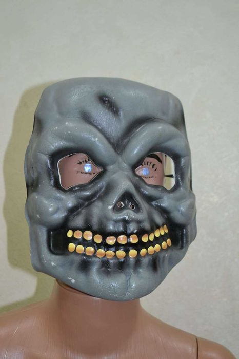 Продам страшную детскую маску на хеллоуин